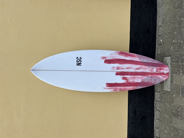 NSC - Organic Red 5'10" Super light Epoxy incl fins, Leash & Organic pad