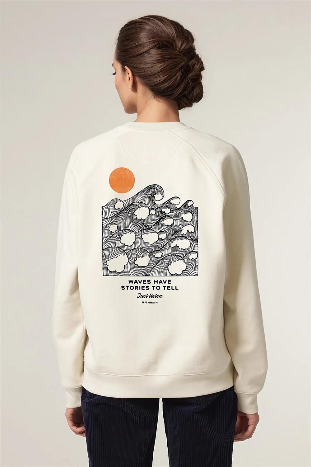 Hjemhavn Sweatshirt “Waves have stories to tell”