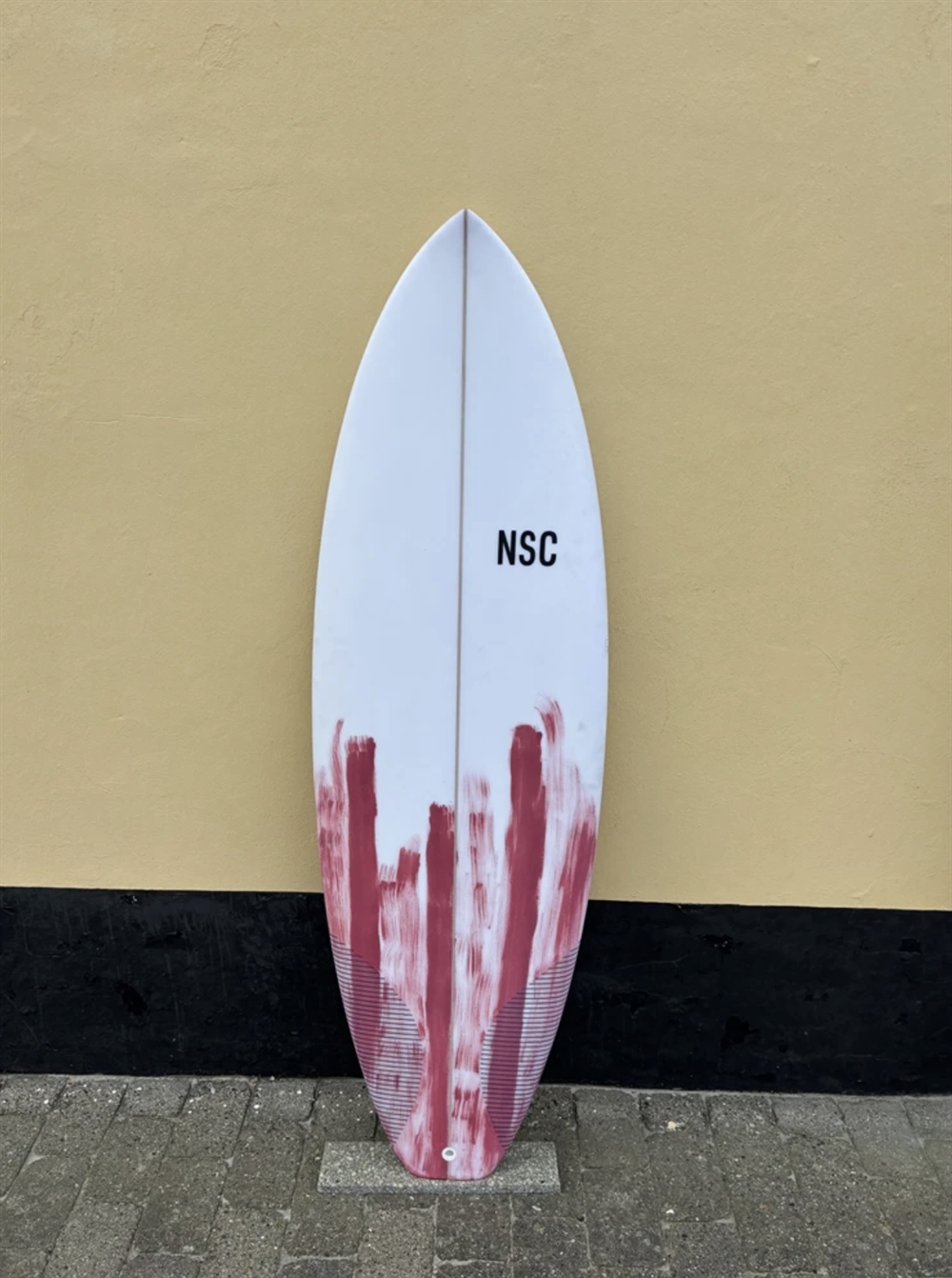 NSC - Organic Red 5\'10" Super light Epoxy incl fins, Leash & Organic pad